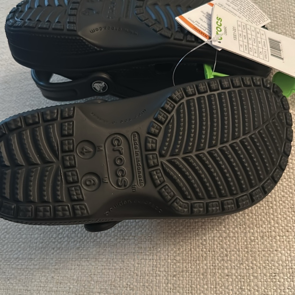 Crocs Unisex-Adult Classic Clogs, Black, women’s size 6 - Picture 9 of 10
